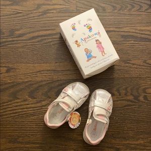 Apakowa Brand new in box Ahannie Girls shoes 9M